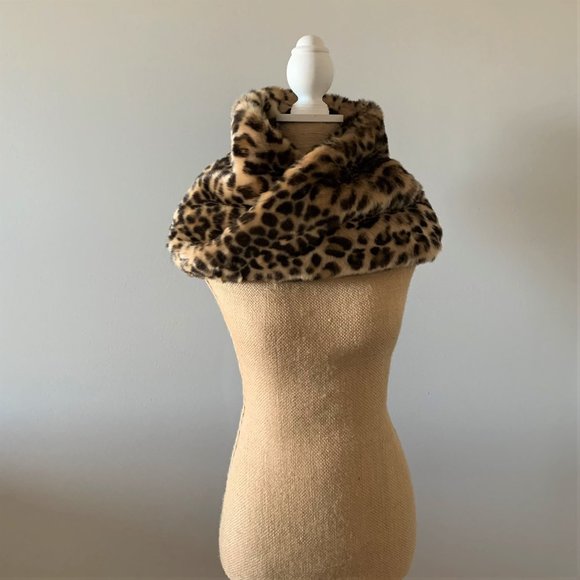 Ann Taylor Accessories - Ann Taylor Scarf Leopard Faux Fur Infinity NWT